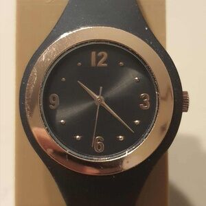 🦋10/$20🦋 FMDOTT029 Goldtone/Black Silicone Women's Watch